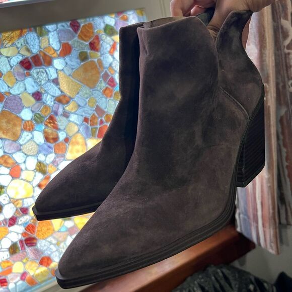 New VINCE CAMUTO Gigietta Womens Brown Suede Back Zip Chelsie Booties 9.5 - Picture 8 of 8